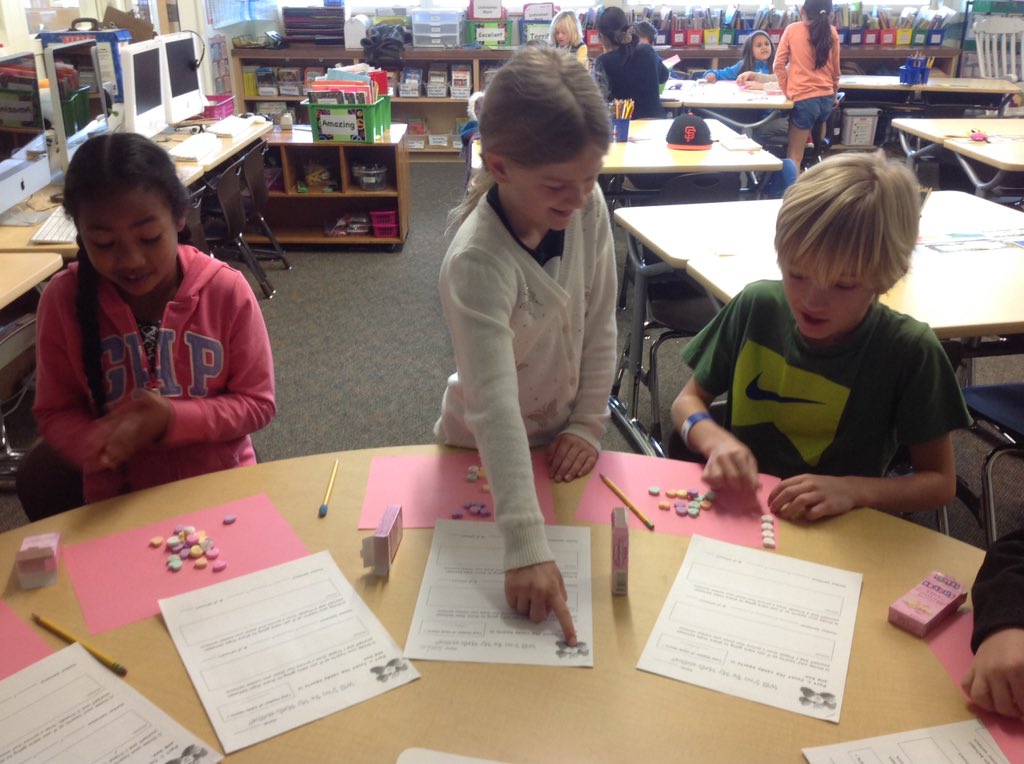 Room25Rockstars's tweet image. We 💓 Math Centers! Especially when candy 💜💚💙💛 are involved! Sharing is caring #Division #MakingMathReal