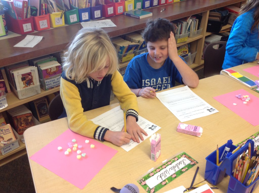 Room25Rockstars's tweet image. We 💓 Math Centers! Especially when candy 💜💚💙💛 are involved! Sharing is caring #Division #MakingMathReal