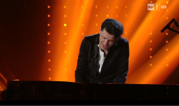 RaiPlay's tweet image. .@EzioBosso ha eseguito "Following a bird" a #Sanremo2016. Il video → rai.tv/dl/RaiTV/progr…