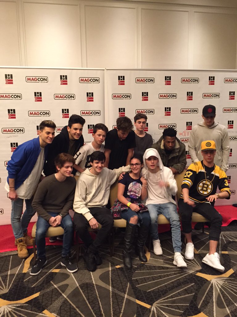 BartBordelon's tweet photo. The Family Photo Op is really a cool pic @MAGCONTOUR
#MagconEverything https://t.co/ByLfDjFnE1