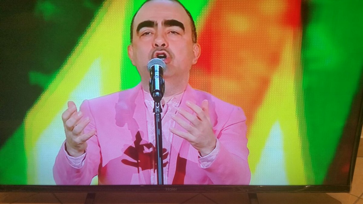 Ceres's tweet photo. Grandissimi @eelst vogliamo forte il bis sul balcone anche subito #SanremoCeres #Sanremo2016 https://t.co/XCn427IDki https://t.co/xU7cTLsPBG