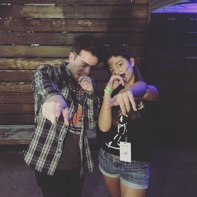 annnnnabella's tweet photo. hoodie for real the nicest dude 10/10 would recommend hangin' with him :) 💛 #happycampers #VIPhookup @HoodieAllen https://t.co/d7iDsqH5eW