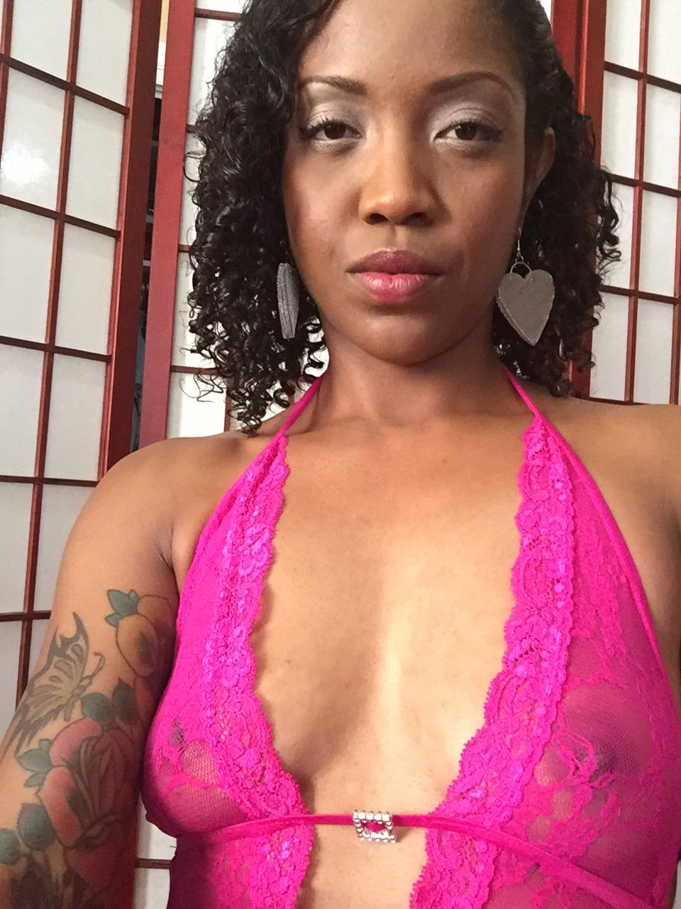 Cum get off w/me @sugarinstant in less than 15mins I'll b tryin on my #Vday #lingerie sets & #buttplugs 4-5 PST💁🏾💎💖✨ https://t.co/j1Hj2dhrC9