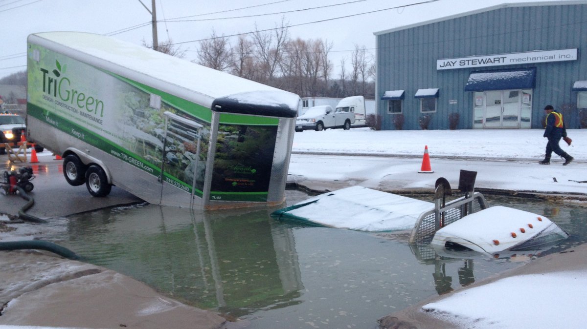 CTVKitchener's tweet image. How was a truck rescued from Kitchener’s biggest sinkhole in a decade? @MaxWarkCTV reports: bit.ly/1T8QOoQ