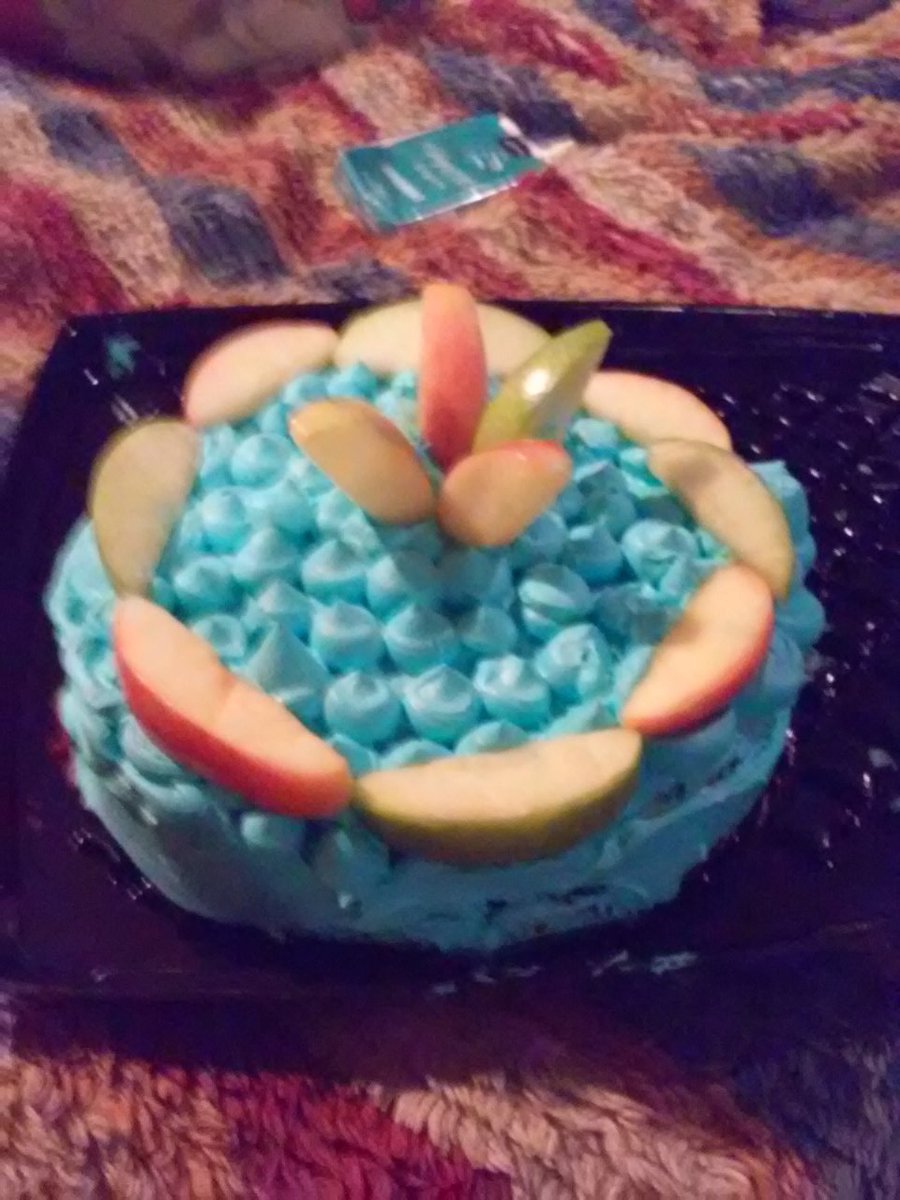 maximum5829's tweet photo. i made a cake https://t.co/KoymGTe075