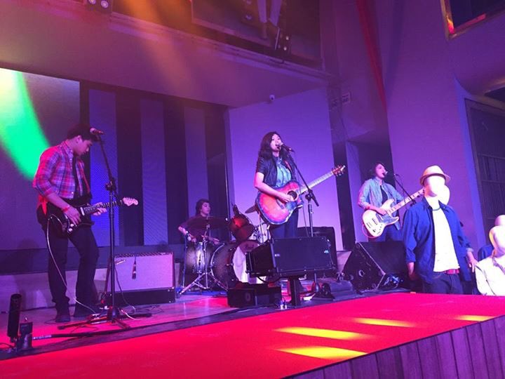 lexgask's tweet photo. it's been a year omfg???? @coldlightband's first gig ever 😭😭😭 i miss you guys https://t.co/9Jmx5APfH6