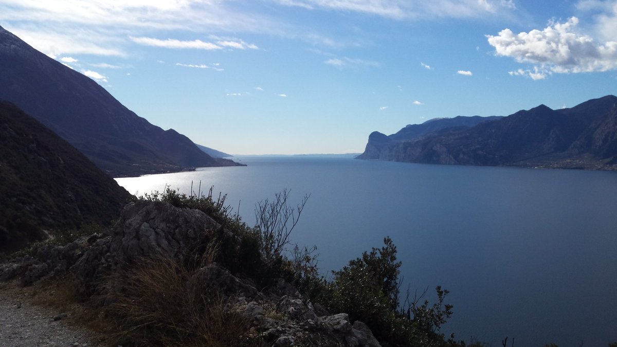 EleBellesini's tweet photo. La meraviglia del #Lago di Garda  #Percorso panoramico #Torbole #Busatte 👣❤ https://t.co/u5LXTeFQJs