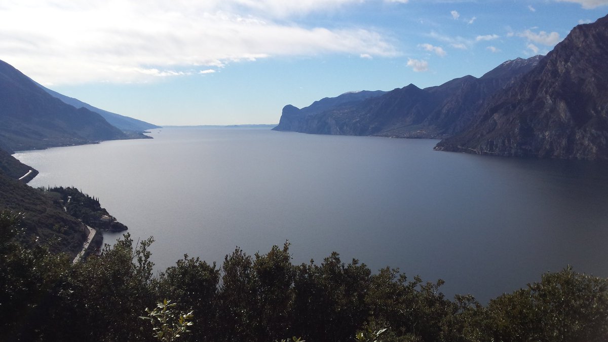 EleBellesini's tweet photo. La meraviglia del #Lago di Garda  #Percorso panoramico #Torbole #Busatte 👣❤ https://t.co/u5LXTeFQJs