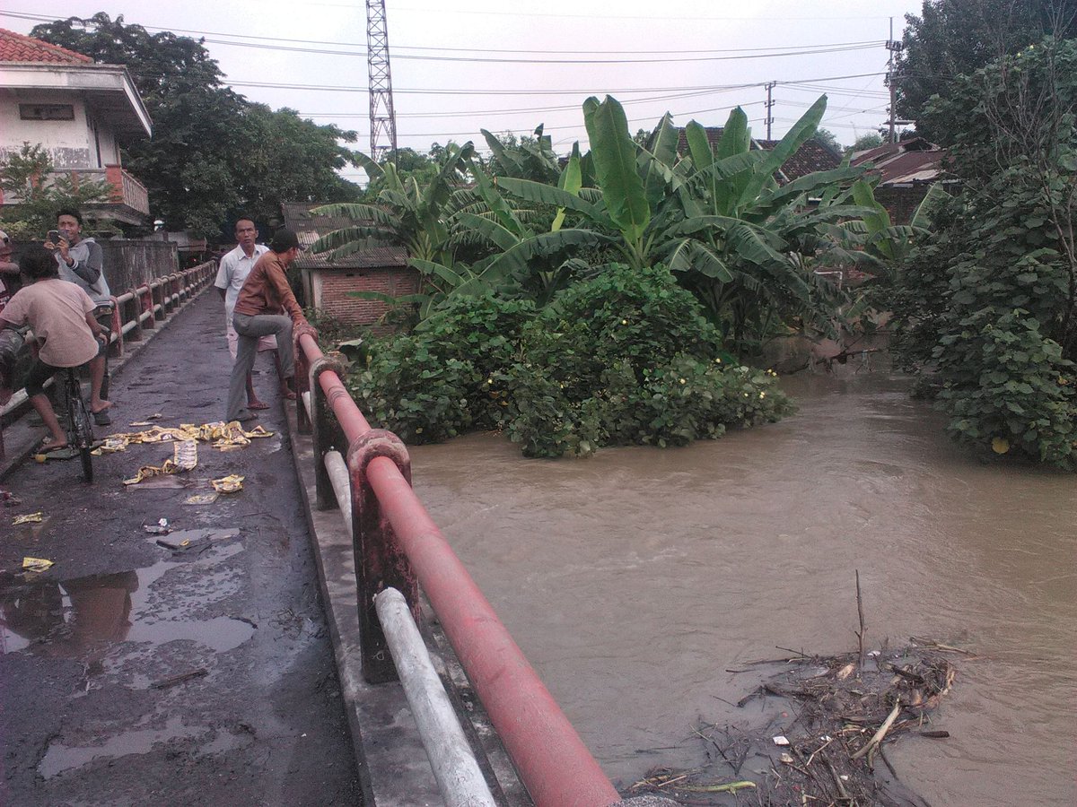 infoGRESIK's tweet photo. RT @munali539 Ular phyton telah ditangkap warga krikilan driyorejo gresik . https://t.co/iLjwrwx2UK