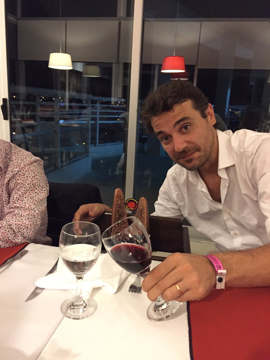 lourdesanchezok's tweet image. Hoy brindamos con todos uds este Carlos de la Gente💖🍾🍸 @pedroalfonsoo