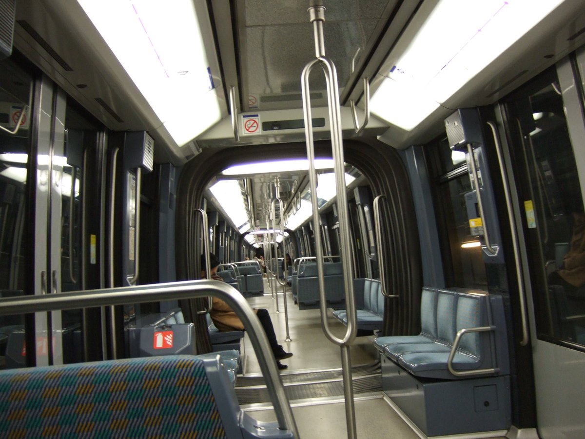 x__ok's tweet photo. パリの地下鉄の車内には殆ど広告がない。全く広告の無い線も駅もある。その代りに詩が紹介されていたりする。その��から考えると日本の様な広告だらけの通勤電車は広告代をもっと高く取れば乗客の運賃などは簡単に只にでもできるのではないかと思う。 https://t.co/IU4RR5CuJK