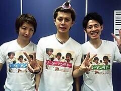 _sataannymm's tweet photo. @yamashin0710
@KoooheeeM 
@takuya_matsuoka 

遅れちゃったけど
また3人で歌ってるところ
見れますように🌠 https://t.co/vJmMKCu3yN