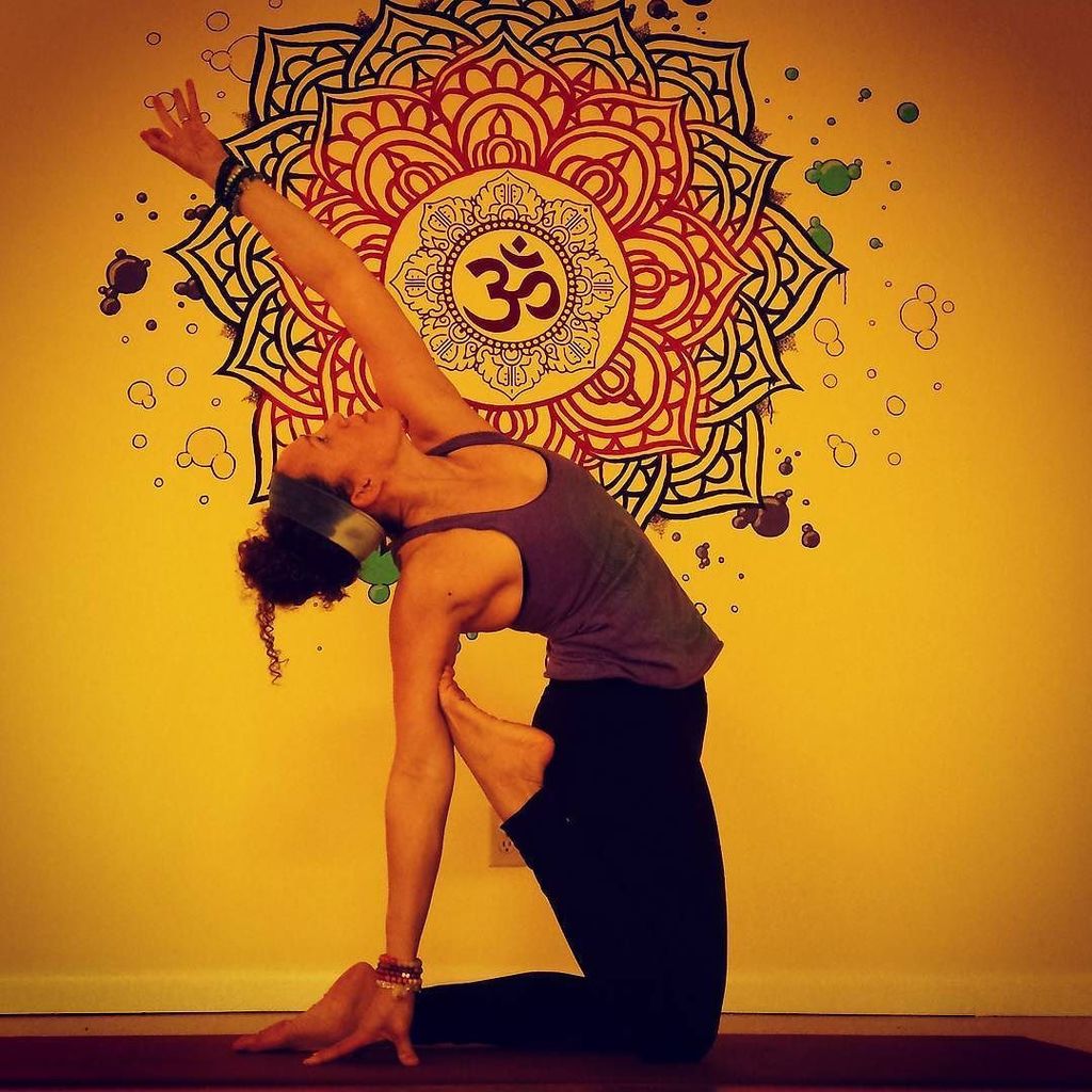 SecretFitFam's tweet image. I&apos;ve always loved this pose! I&apos;ve never posted myself doing so here you go!✌😌 #camelpose #camelposevariation #chest…