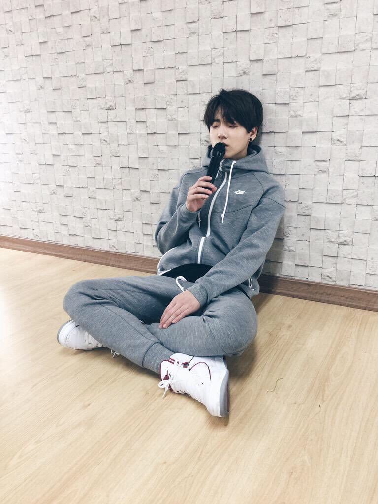 IostIive's tweet photo. cuddly soft boyfriend jungkook https://t.co/YjahVXe0yf