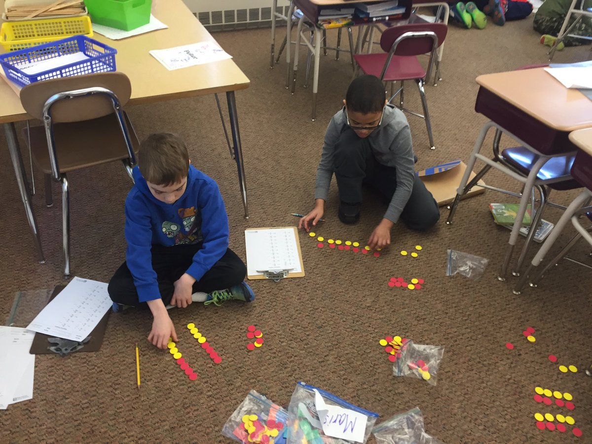 MrGillisHES's tweet image. Ss showing equivalent fractions and fractions in simplest form using counters. #naeled #nasdlearns #notechneeded