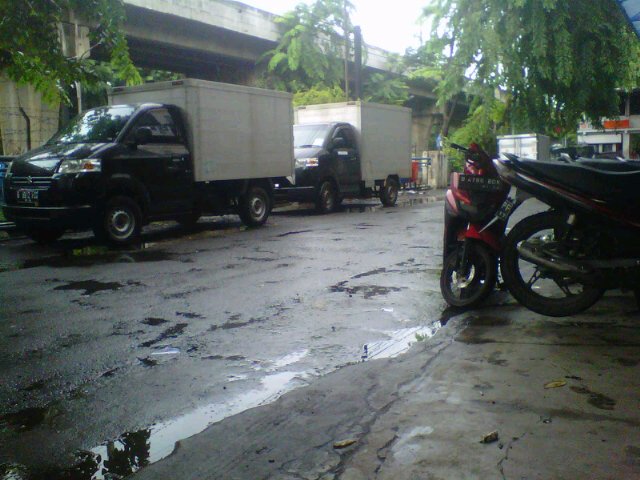 Selatan mah gerimis laaah pusat becek -_-