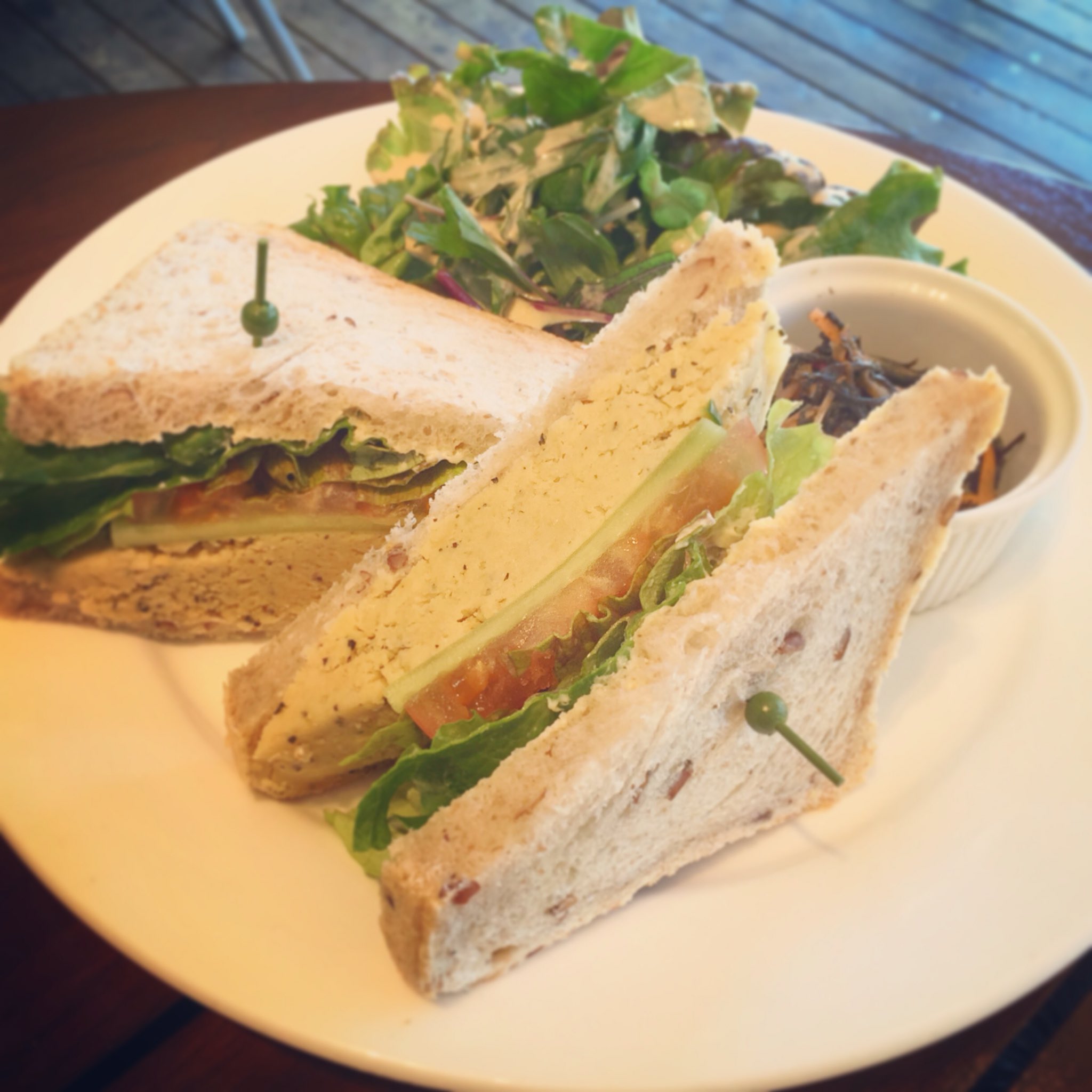 Sasaya Cafe ささやのフムスサンドはひよこ豆をペースト状にしたやみつきのおいしさのフムス にトマトやきゅうりなどが挟まったボリューム満点のサンドです リーフサラダ スープ ランチ時間にはドリンクもセットでお出ししています フムス Vegan