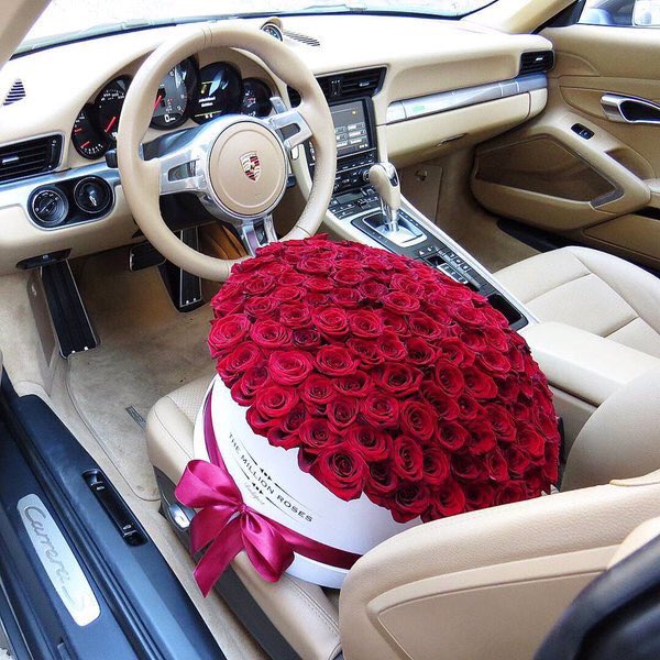 crazylifefacts_'s tweet photo. The Million Roses 😍🔥😍 https://t.co/dxM8FpRf3Q