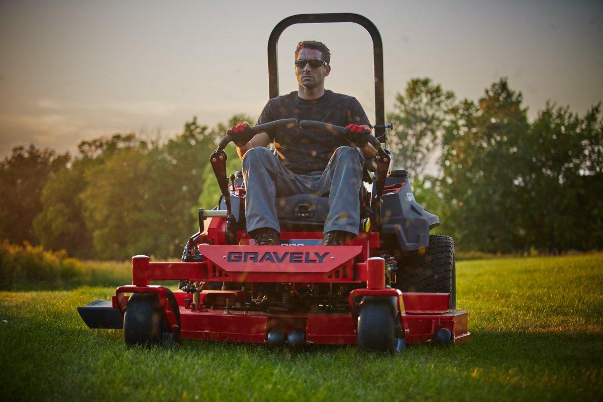 GravelyMowers's tweet image. The all-new, redesigned Gravely Pro-Turn 400. Get face-to-face with a legendary product: gravely.com/en-us/zero-tur…