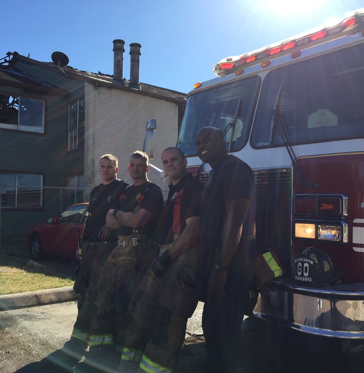 perryalonso's tweet photo. #Engine60 - my crew. Doin work at the #2alarm in #swhouston today. #HoustonFire #HFD #firstin https://t.co/wVwQFofonm