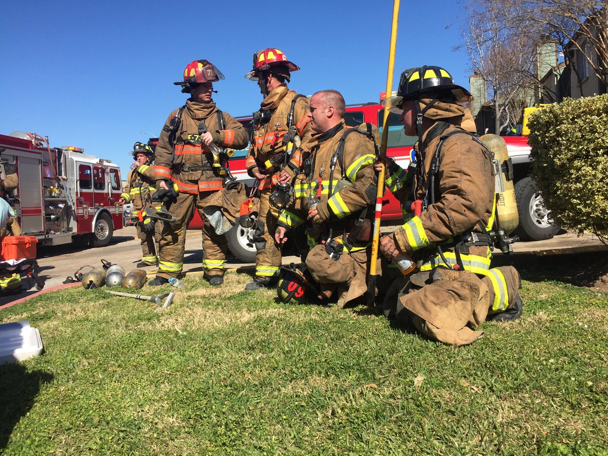 perryalonso's tweet photo. #Engine60 - my crew. Doin work at the #2alarm in #swhouston today. #HoustonFire #HFD #firstin https://t.co/wVwQFofonm