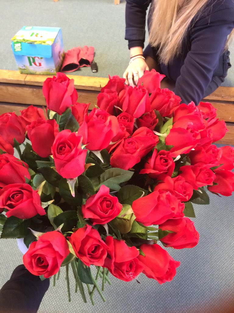 SFisun's tweet photo. Giving out the roses🌹🌹🌹💁🏽🌹🌹🌹 #ValentinesDay @Julie_Kent4 @gr4ceruddy @olievans3299 @DeanCloseSchool https://t.co/tX2TWztQh9