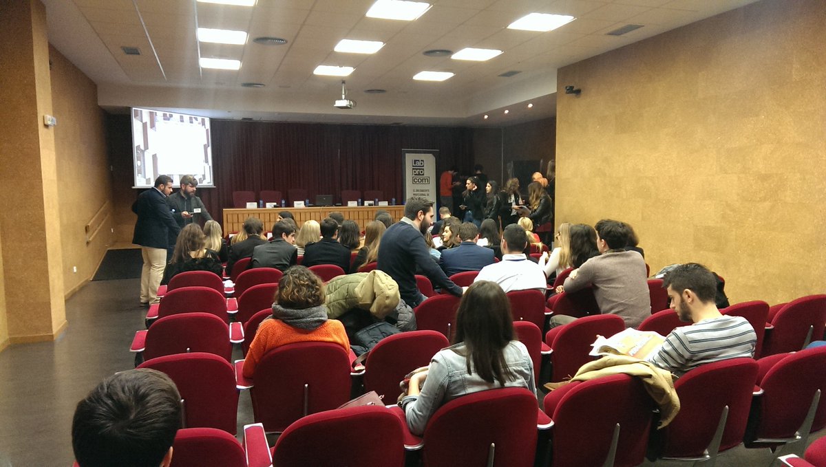 Estamos en #Proyeccom16 <a href="/labprocom/">LabProCom</a> cruzando la cafetería, y a la derecha, salón de grados (Facultad de Comunicación)