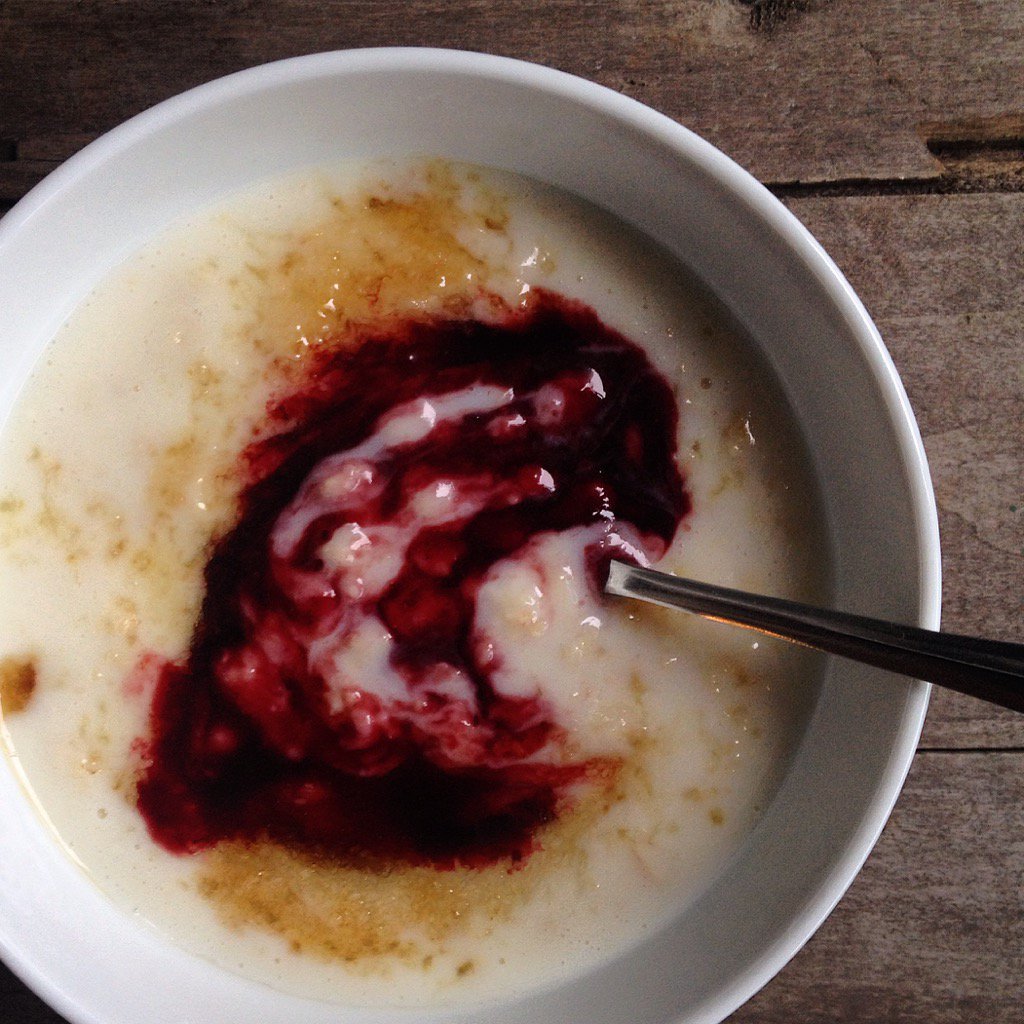 EvieSaffronS's tweet image. Preventative medicine for winter sniffles - porridge with home-made bramble compote. I hope #observationalscience