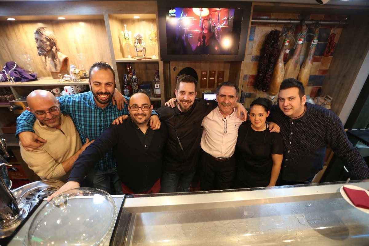 BarlaFaraona's tweet photo. Noche de inauguración y amigos!! https://t.co/xAYpQjXQkT