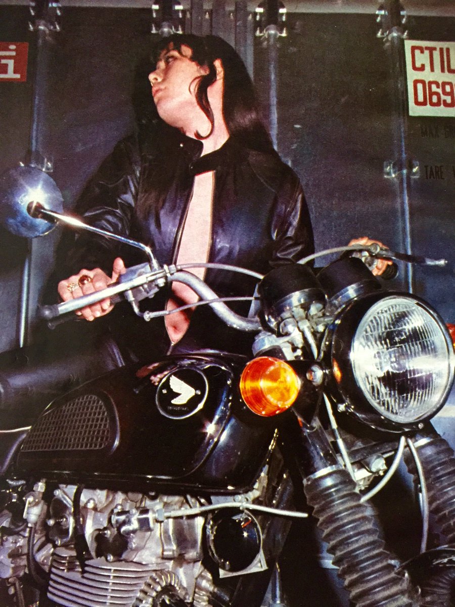 昭和元禄 アングラポップ Slow Chacha ですね 新宿カミナリ族の盛り上がりを意識したグラビアなんでしょうか これは当時のcb450の広告ですが こっちも女の子がまたがってます 男用はナナハンって感じ ですかね T Co Rdaejxwvdz