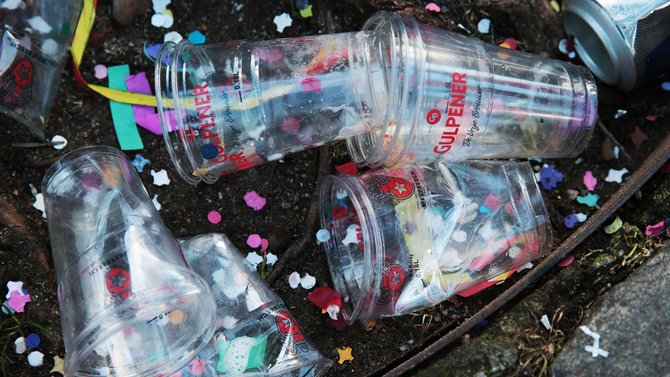 Bier uit plastic was een klinkend succes tijdens de carnaval in Maastricht  bit.ly/1V5k0Ms