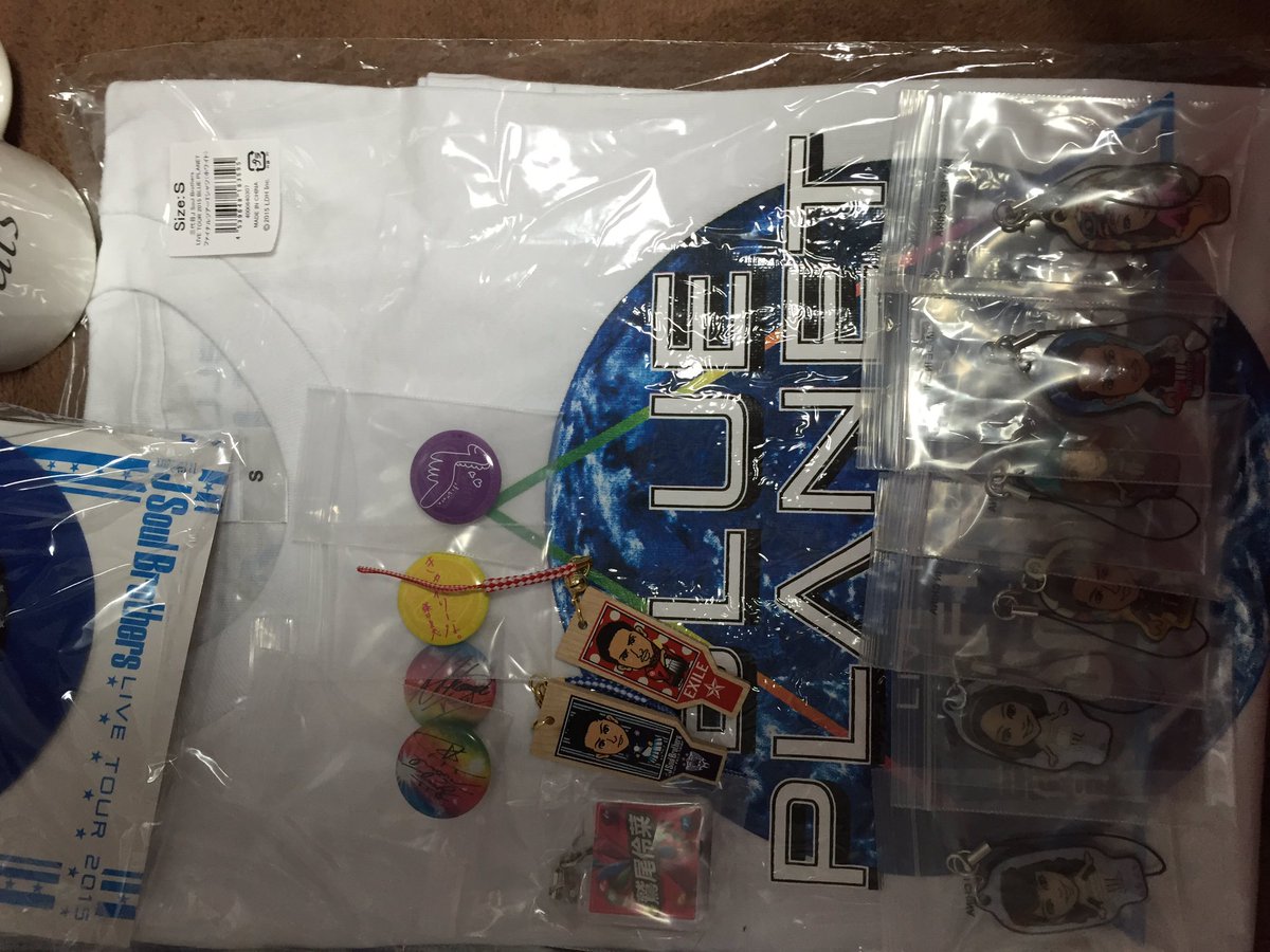 iwagunbrothers's tweet photo. 【無料企画】

グッズ整理のため、すべてLDHfamさんにお譲りします！大切にしてくれる方に貰って欲しいです！
RTとフォローよろしくです！
たくさんのfamさんと繋がりたいです
全てセットで1人の方に譲ります！
拡散希望です！ https://t.co/IdHoOCdpCF