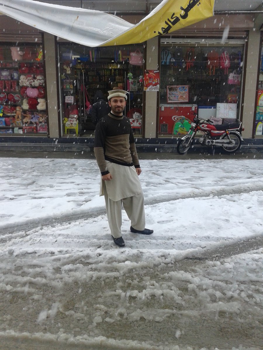 MyPakWatan's tweet photo. A heavy snow fall in Mansehra. #snowfall2016 https://t.co/KVEsuUaUDv