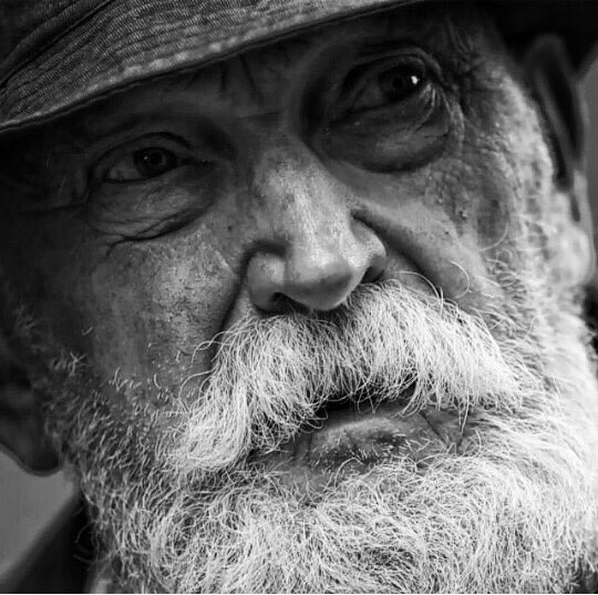 عندما يمدح الناس .!
شخصأ قليلون من يصدقون ذلك .!
وعندما يذمونه فالجميع يصدقون .!