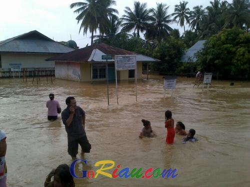 kuansingfm's tweet photo. Korban Banjir di Kuansing Capai 10.652 KK https://t.co/uNCsLQfZqV (GoRiau) https://t.co/u5I2GvGwky