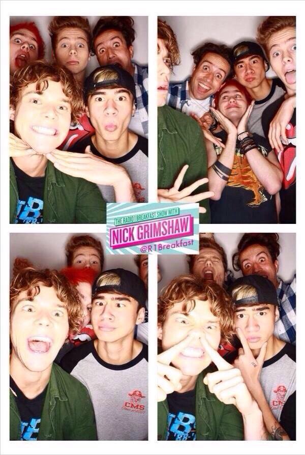 rafiapi622's tweet photo. #4YearsOf5SOS! 👏Here they are having a "party" w/@grimmers 🎉Proud of these lads. 👇 @5SOS 👊 https://t.co/kZTWORqjFD