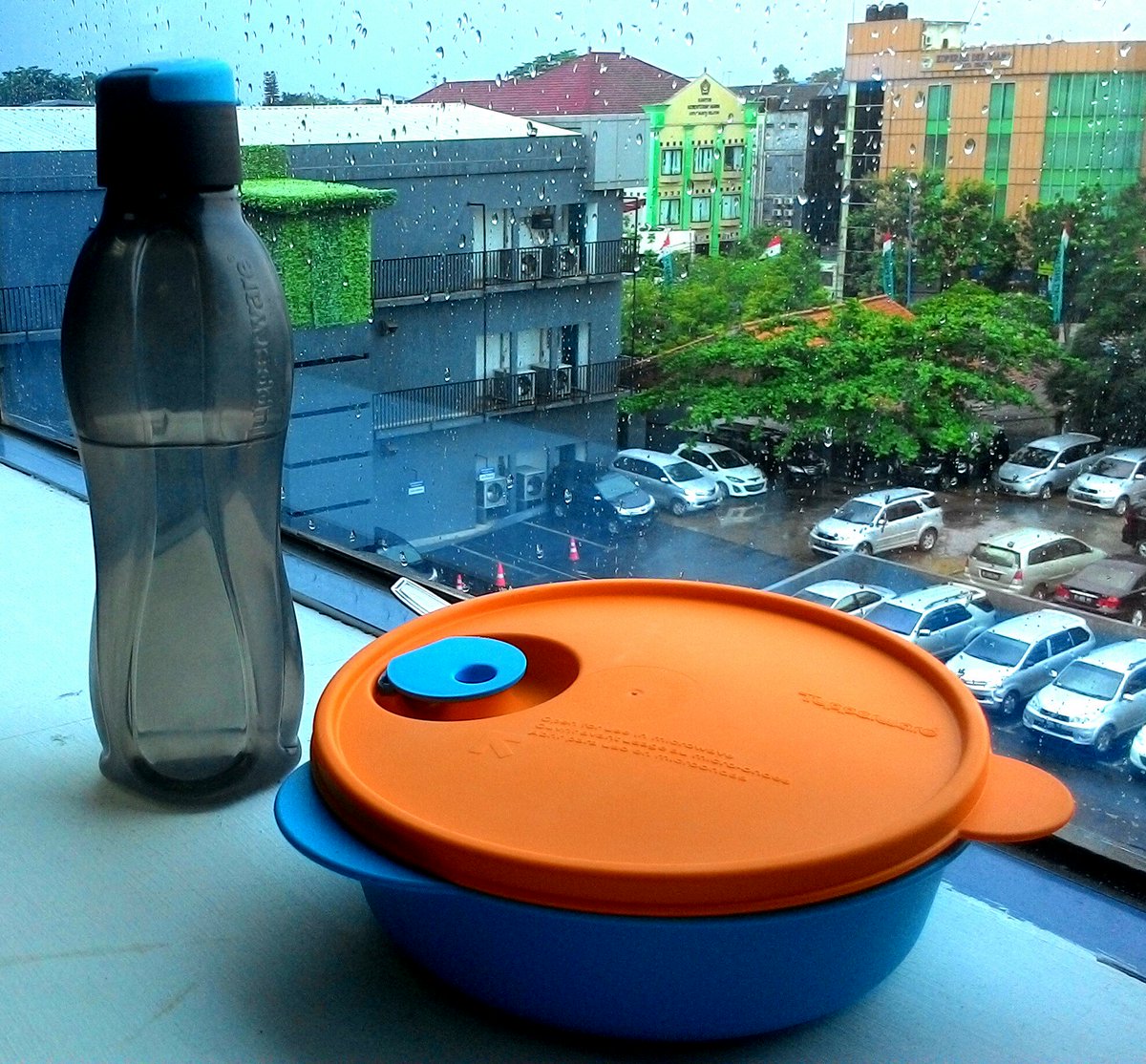 Musim hujan. Dgn #Tupperwarebawabekal Perut lo dpt Jaminan Bebas LAPAR. #GakKluarKantor  #BekalPangkal <a href="/tupperwareID/">Tupperware Indonesia</a>