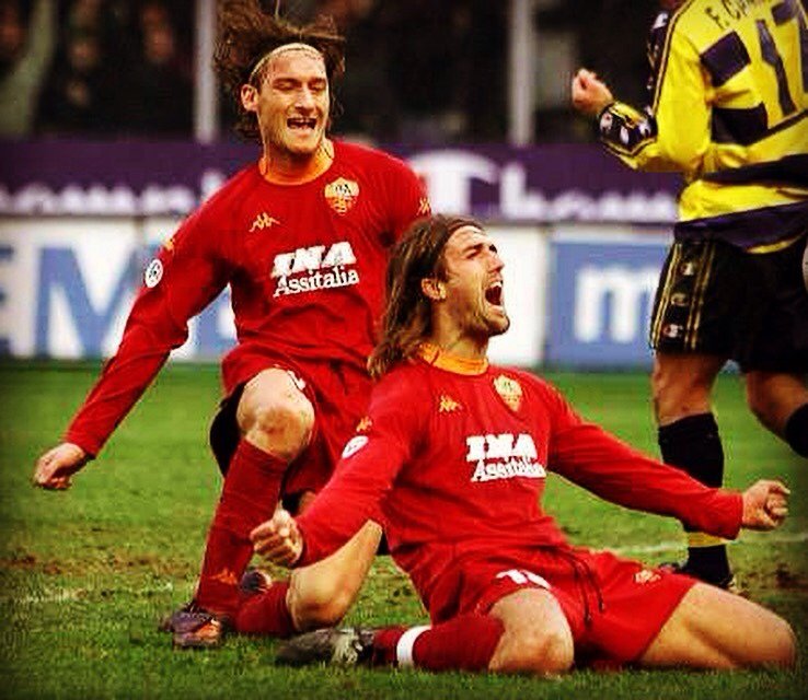 ftbl_throwbacks's tweet image. Francesco Totti celebrating with Gabriel Batistuta, AS Roma - 2000.
#TottiThrowback #BatistutaThrowback