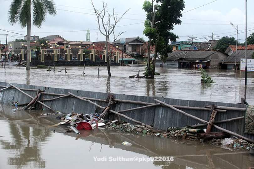 thebintangtimur's tweet photo. Banjir di bangka belitung menghanyutkan harta benda juga lainnya https://t.co/uWW6E3gOYi
