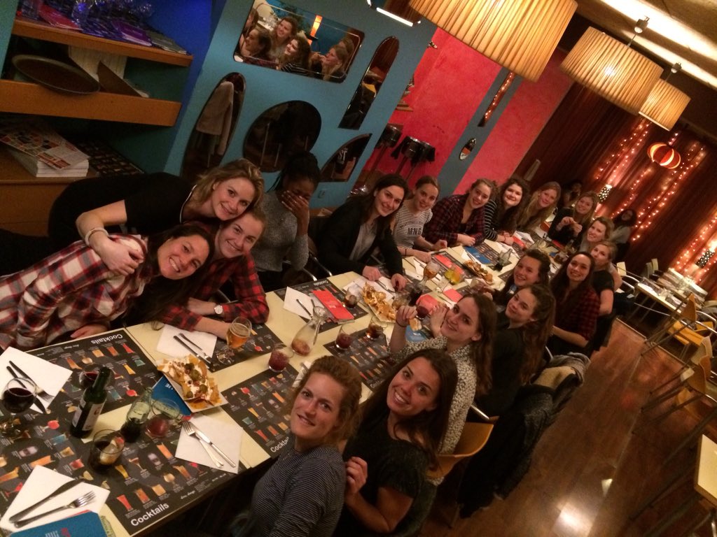 Bij een teamtrip hoort ook veel gezelligheid! Gisteren avond heerlijk gegeten op de la Rambla. #barcelona