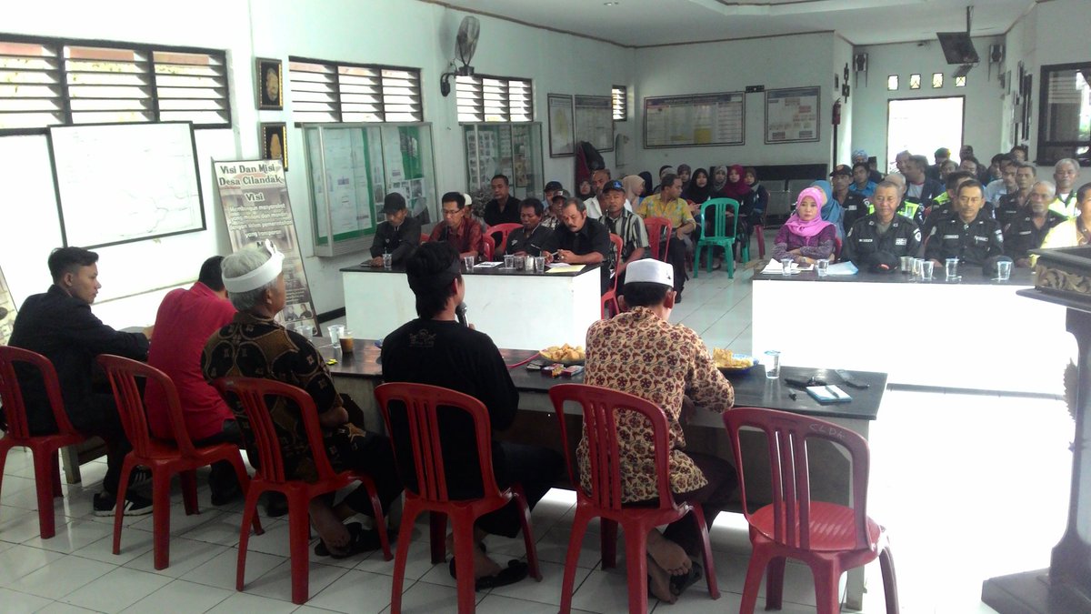 desacilandak's tweet photo. Rapat minggon, bersm mahasiswa UIN, babinmas, Pa camat @DediMulyadi71 @KecCibatu @Dadangjakaria23 @polsekcibatuPWK https://t.co/wl4EUbJRFU