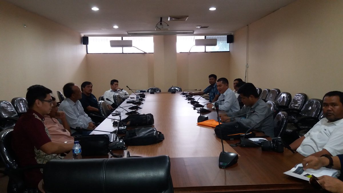 TimTransisi9's tweet photo. Pertemuan panitia piala gubernur kaltim dgn tim transisi https://t.co/Ih0WUIbAzf