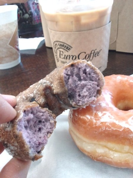 yellowtailsushi's tweet photo. Got some #Donuts at #Donuttery in #HuntingtonBeach! They have many #Vegan donuts and my daughter loved tem!! :) #Yum https://t.co/TaansI0VmH