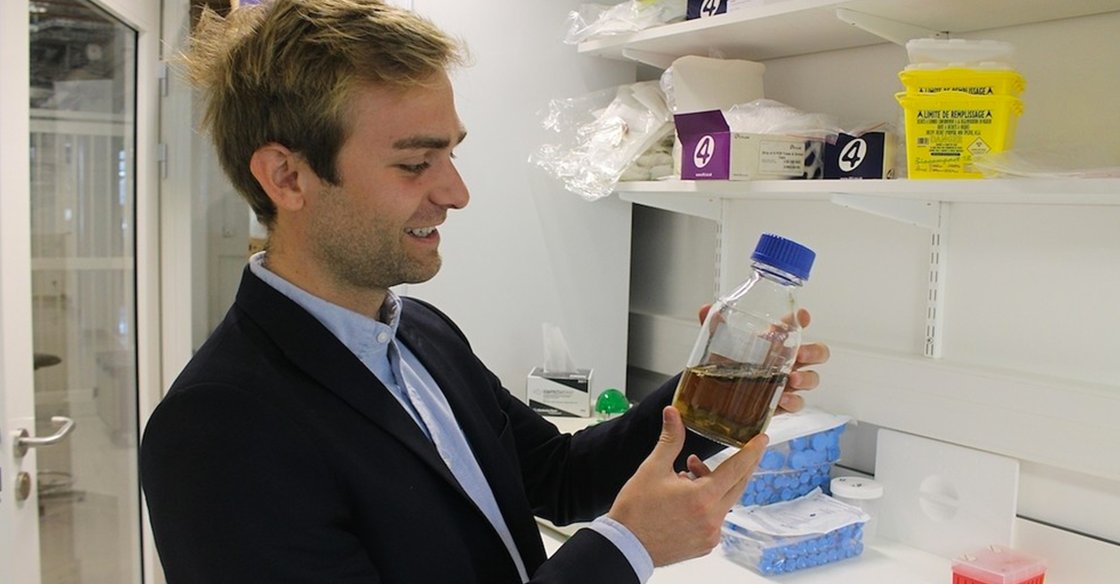 VICEfr's tweet photo. Le scientifique Xavier Duportet crée des robots à partir de votre ADN : https://t.co/EpxE59oGg8 https://t.co/d3ii2r2CNk