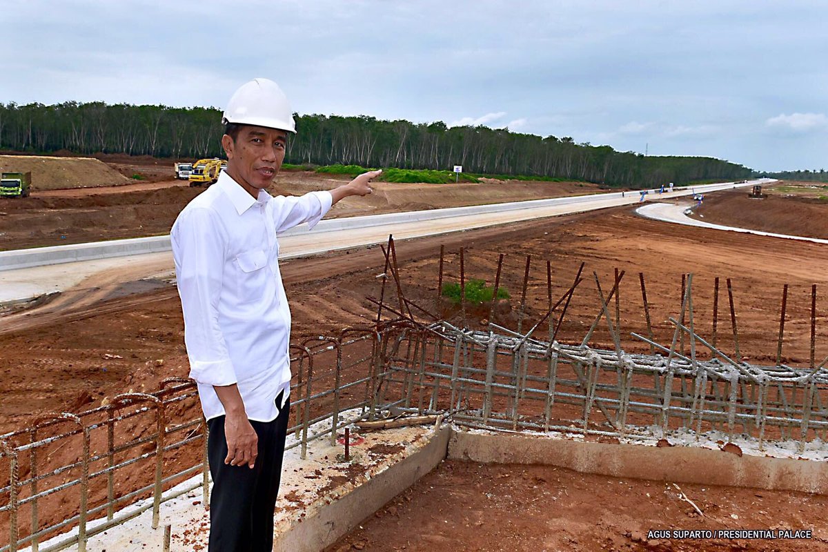 jokowi's tweet photo. Kemajuan tol Trans Sumatera di Lampung cepat sekali. Sudah dicor hampir 8 Km. Semoga lebaran 2016 bisa dicoba -Jkw https://t.co/EvKgEGwYRt