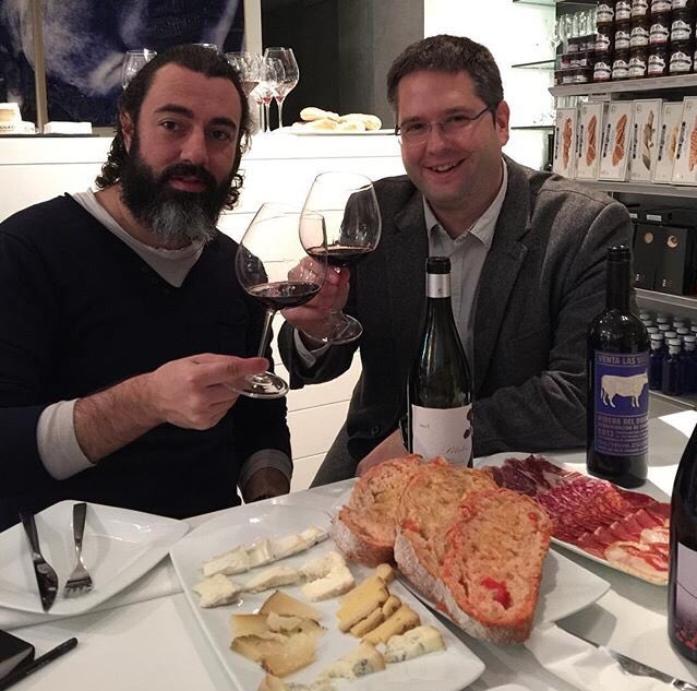 EstimarZafra's tweet photo. Rafa Zafra ayer ultimando la carta de vinos elaborada por Ferran Centelles para #Estimar. #nextopening #Barcelona https://t.co/louuuwApp0