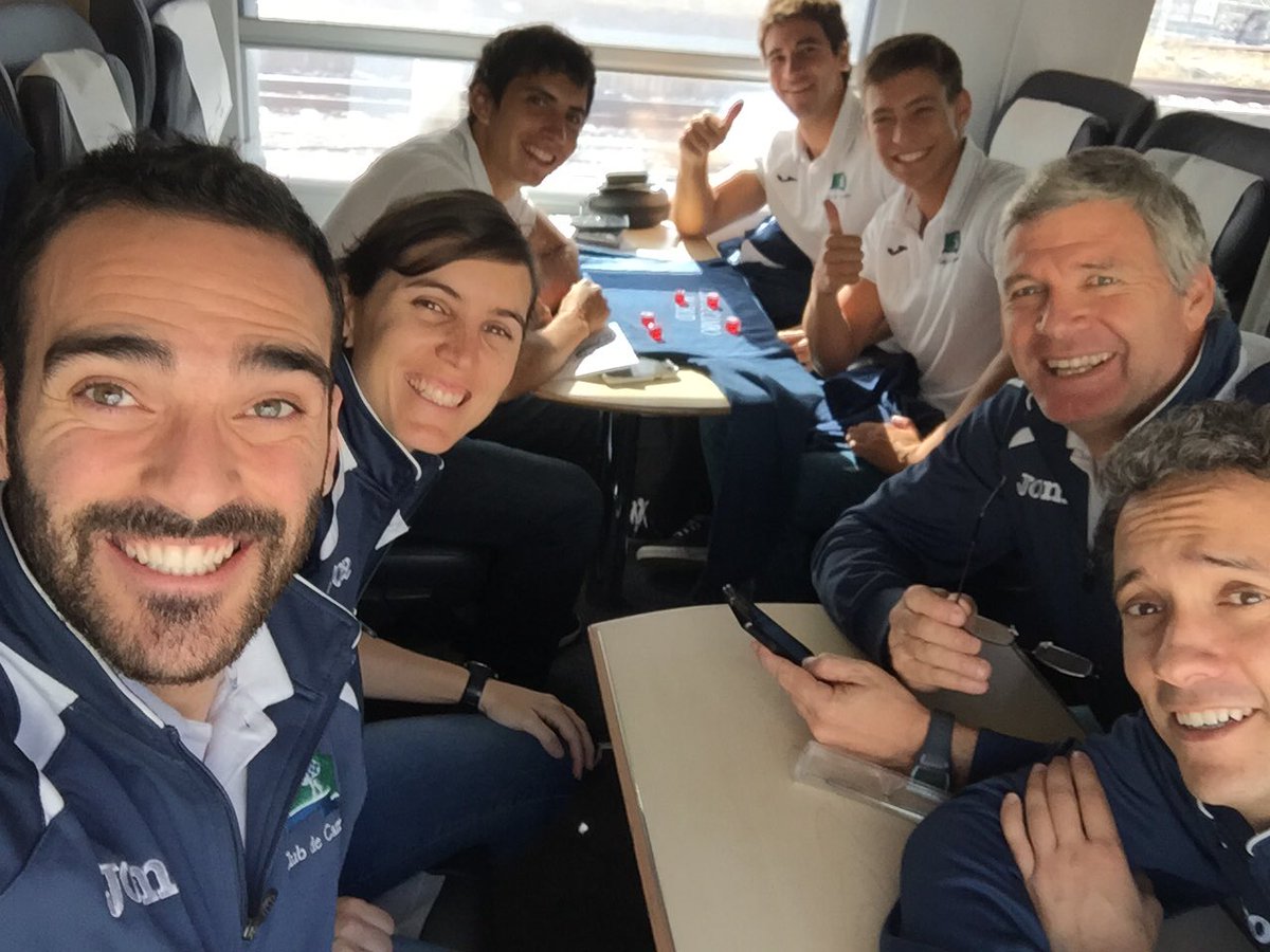CdCDivdeHonorA's tweet photo. De camino al #THB2016 !! 🏑🚅 #juntosotravez #ccvm https://t.co/H8YidfsW1Y