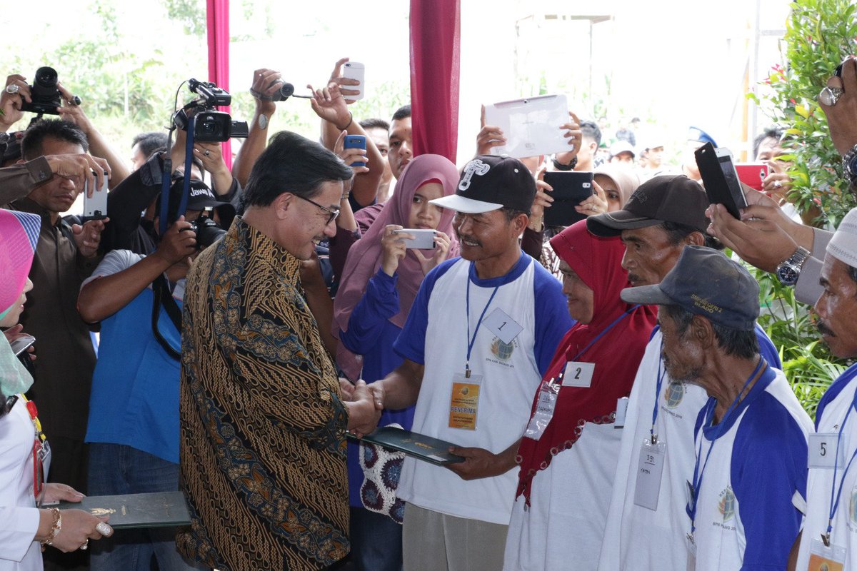 atr_bpn's tweet photo. Penyerahan Sertipikat Program Reforma Agraria, Desa Tumbrep, Kec. Bandar, Kab. Batang, 11/2 https://t.co/7LZaGS1GUS