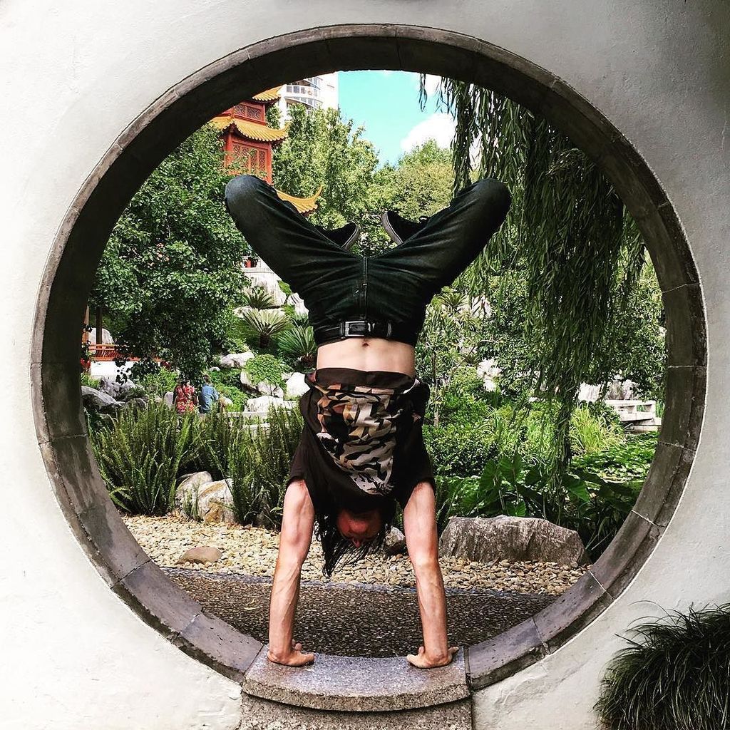 monkeywayland's tweet photo. Year of the Fire Monkey - what better time to master handstands? #handstandingaround for #… https://t.co/CDclIRCC6m https://t.co/UVk9Q6zwaO
