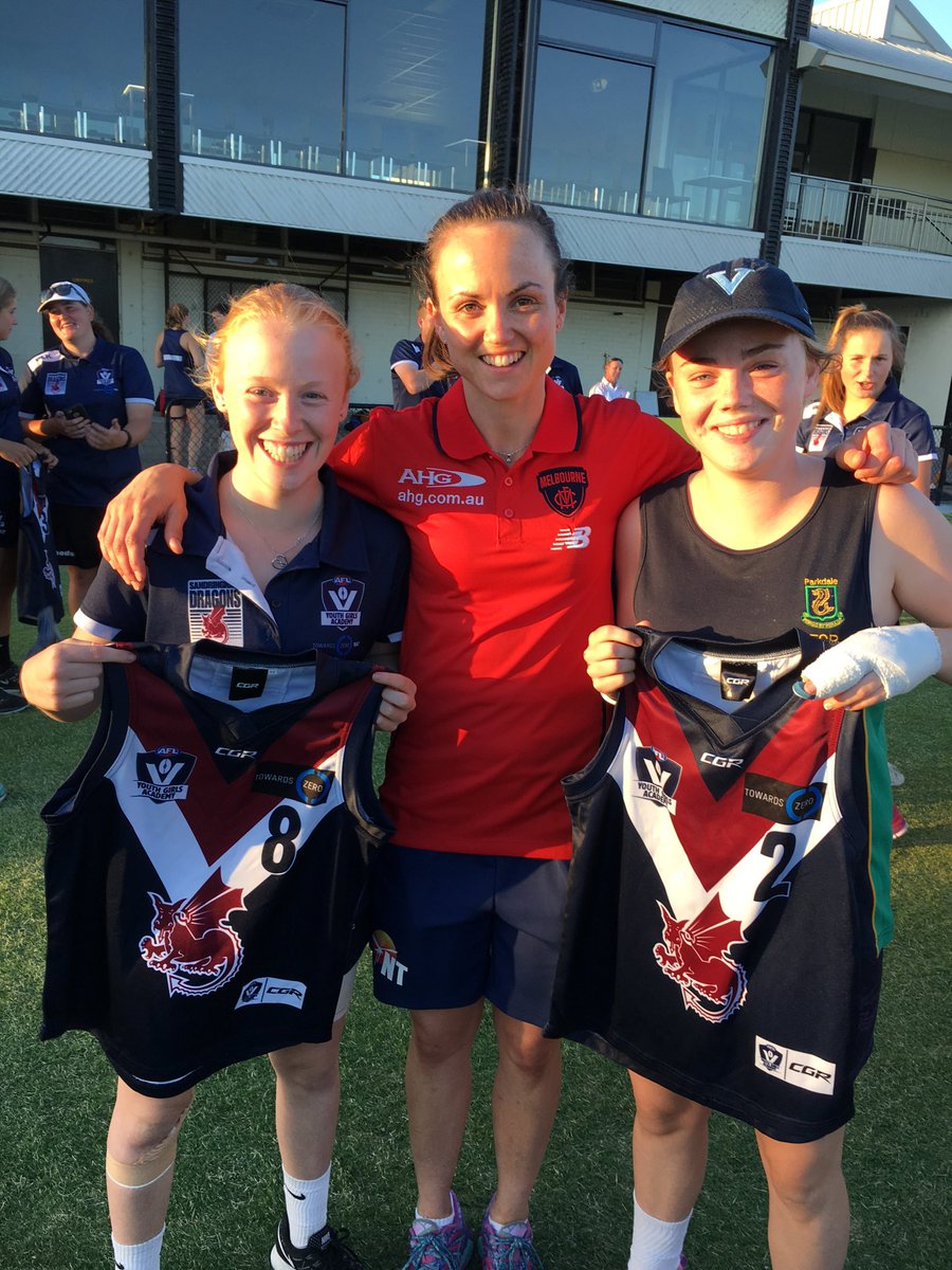 GeorgiaWilson00's tweet photo. Thank you to @DaisyPearce6 for coming down to training and presenting us our jumpers @SandyDragons @YouthGirls https://t.co/Jx75QedpAn